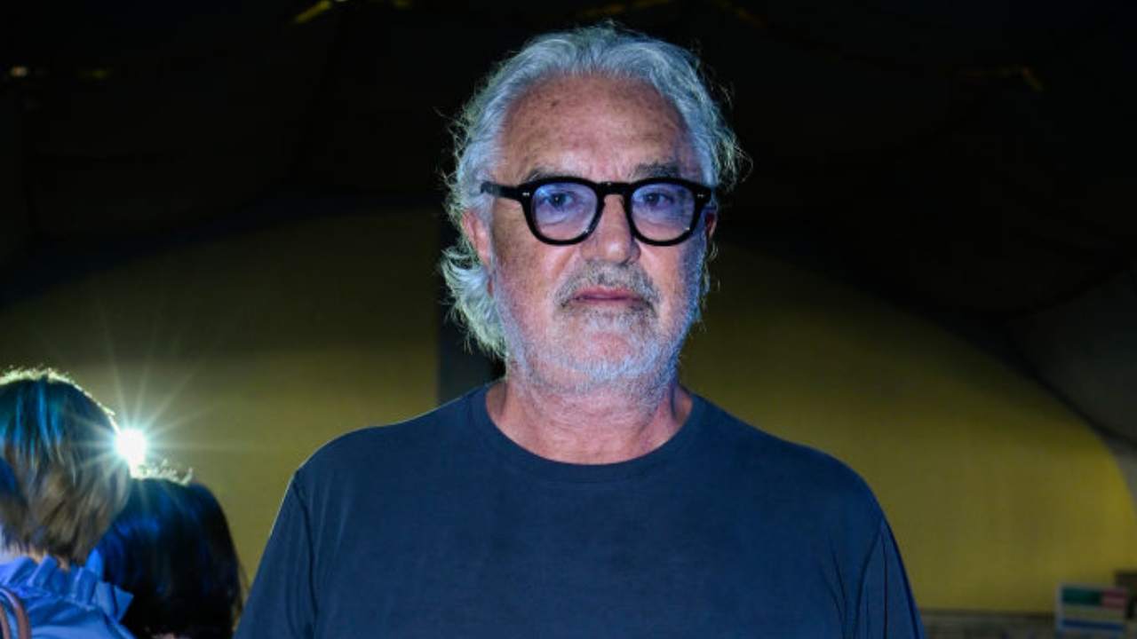 Flavio Briatore mentre posa per i fotografi