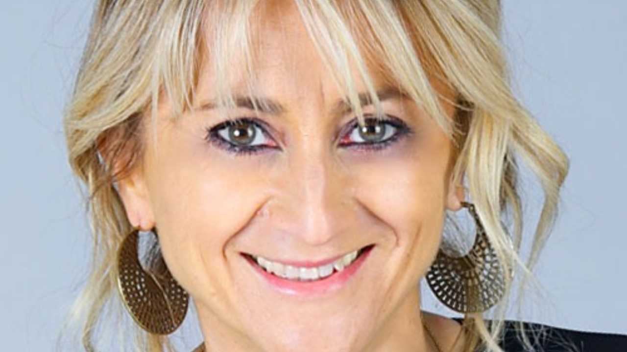 Luciana Littizzetto con orecchini di taglia grande