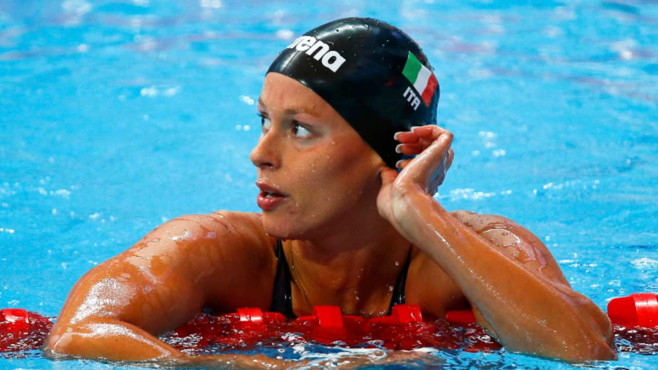 Federica guarda al lato